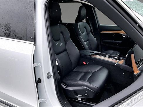 Used 2024 Volvo XC90 B6 Plus image 30