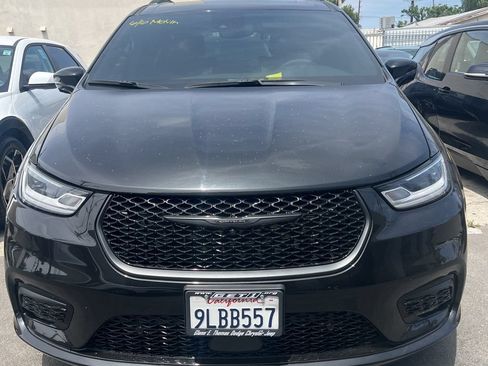 Used 2024 Chrysler Pacifica Premium FWD image 2