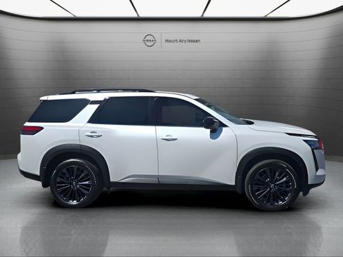 New 2026 Nissan Pathfinder SL w/ SL Premium Package AWD/4WD image 3