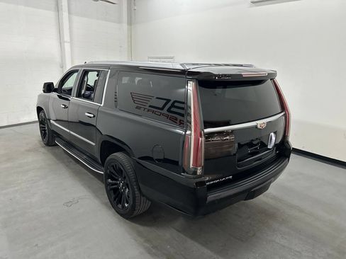 Used 2019 Cadillac Escalade ESV Luxury AWD/4WD image 18