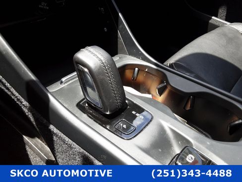 Used 2021 Volvo XC40 T4 Momentum image 23