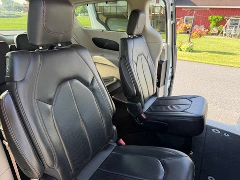 Used 2019 Chrysler Pacifica Touring-L FWD image 22