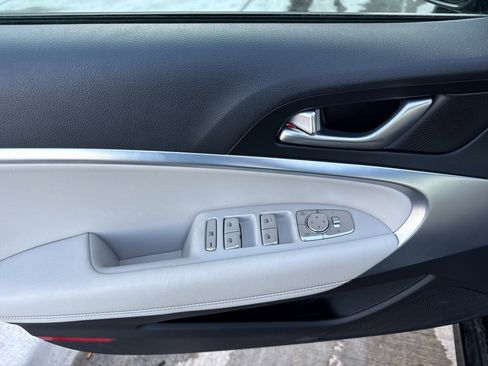 Used 2025 Genesis G70 2.5T image 19