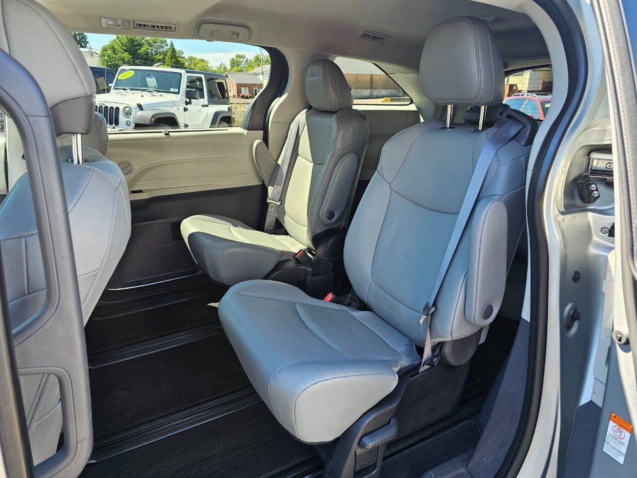 Used 2023 Toyota Sienna XLE FWD image 10