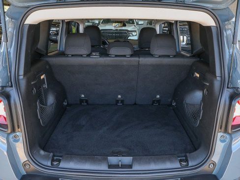 Used 2017 Jeep Renegade Latitude FWD image 26