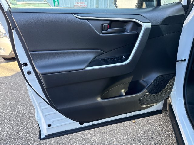 Used 2021 Toyota RAV4 LE FWD image 15