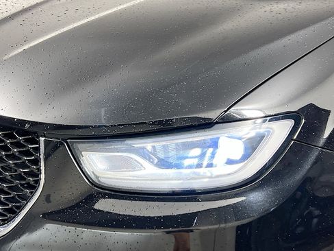 Used 2024 Chrysler Pacifica Touring-L image 11