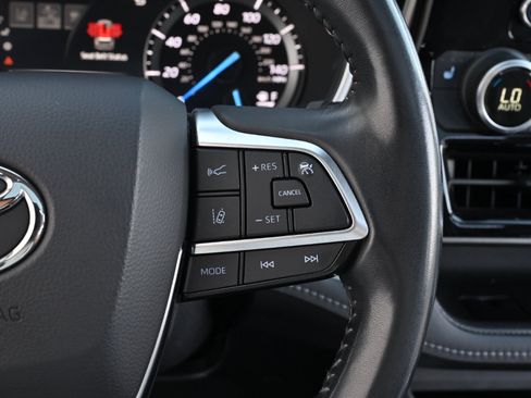 Used 2021 Toyota Highlander XLE AWD/4WD image 29