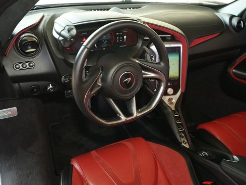 Used 2024 McLaren 750S Spider RWD image 11