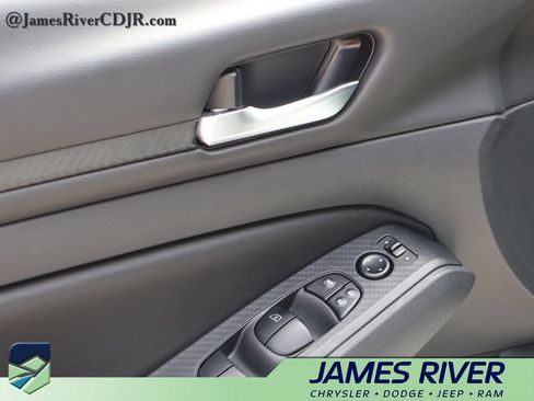 Used 2025 Nissan Altima 2.5 SV FWD image 21