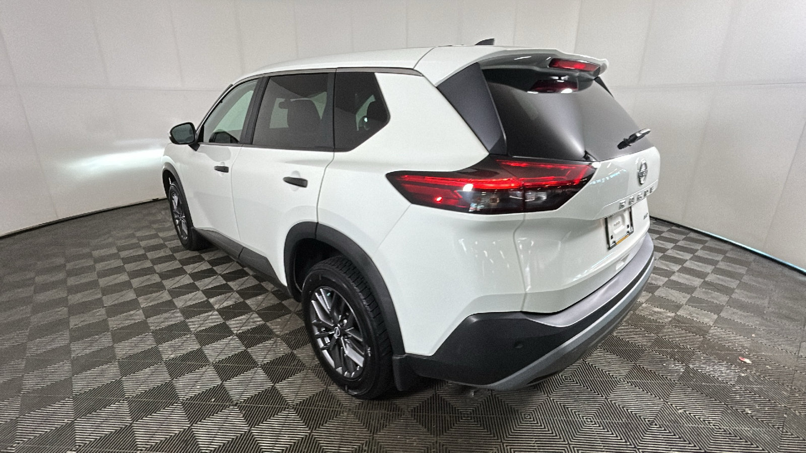 Used 2023 Nissan Rogue S AWD/4WD image 5
