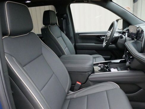 New 2026 Chevrolet Suburban Premier w/ Sun And Tow Package AWD/4WD image 9