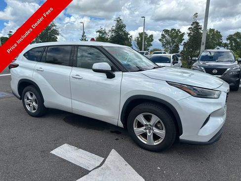 Used 2022 Toyota Highlander LE FWD image 3