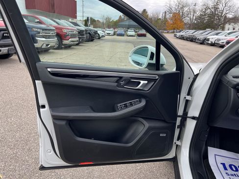 Used 2021 Porsche Macan w/ Premium Package image 10