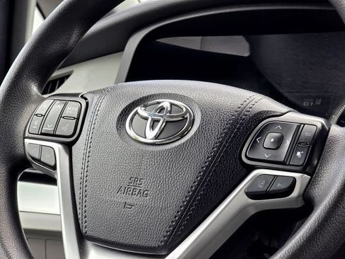 Used 2019 Toyota Sienna LE w/ LE Preferred Package FWD image 13
