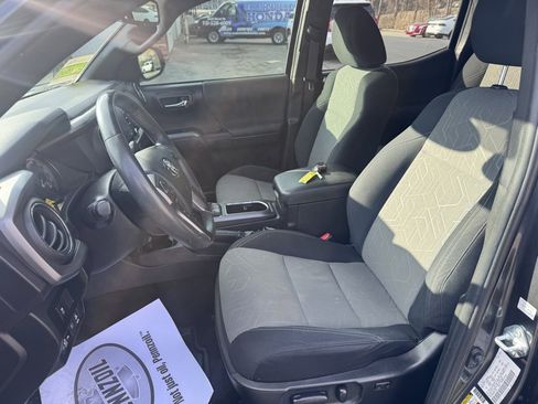 Used 2022 Toyota Tacoma TRD Off-Road image 17