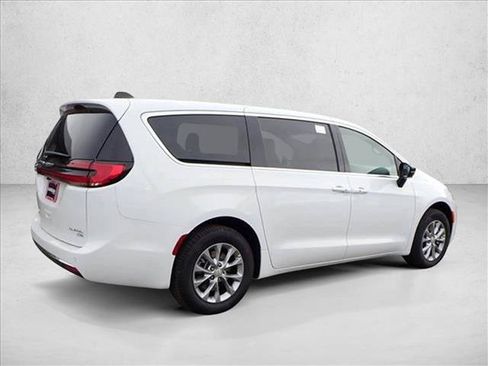 New 2026 Chrysler Pacifica Limited w/ Uconnect Theater Family Group AWD/4WD image 4