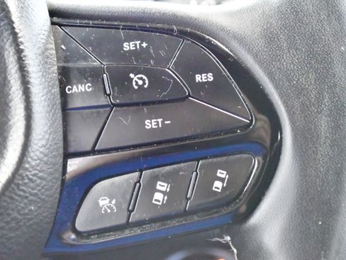 Used 2023 Chrysler Pacifica Touring FWD image 23