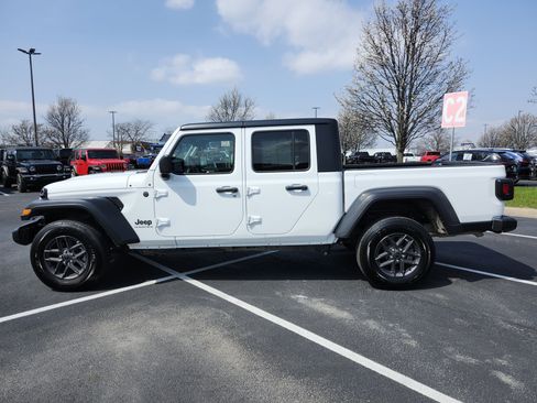 Used 2025 Jeep Gladiator Sport image 12