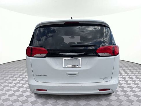 Used 2023 Chrysler Voyager LX FWD image 5