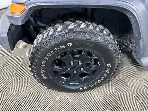 Used 2023 Jeep Wrangler Unlimited w/ Sun & Screen Package image 9