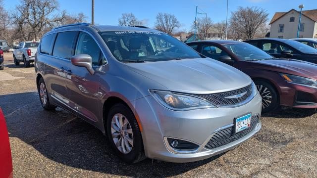 Used 2018 Chrysler Pacifica Touring-L FWD image 2