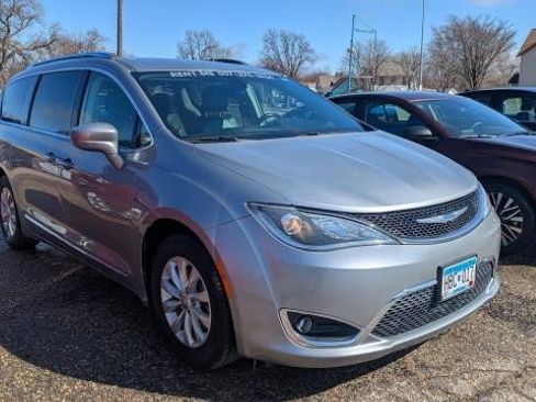 Used 2018 Chrysler Pacifica Touring-L FWD image 2