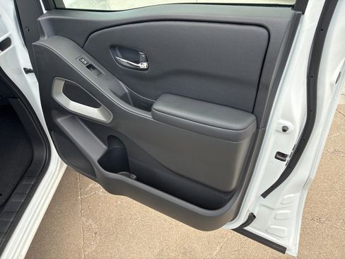 Used 2025 Nissan Frontier SV w/ SV Convenience Package image 21