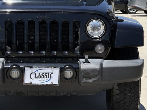 Used 2018 Jeep Wrangler Unlimited Sahara AWD/4WD image 8
