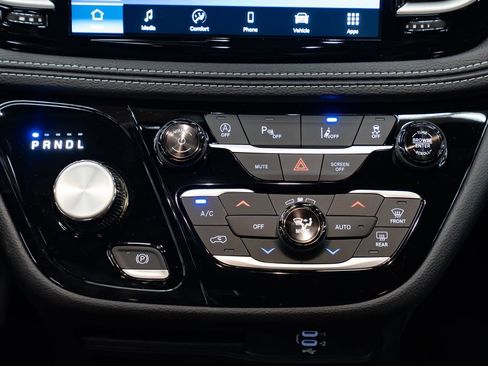 New 2026 Chrysler Pacifica Select AWD/4WD image 12