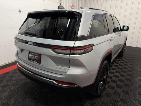 Used 2024 Jeep Grand Cherokee Laredo X w/ Trailer Tow Package AWD/4WD image 19