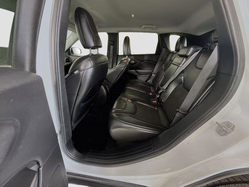 Used 2019 Jeep Cherokee Latitude Plus image 25