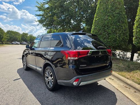 Used 2017 Mitsubishi Outlander ES AWD/4WD image 3