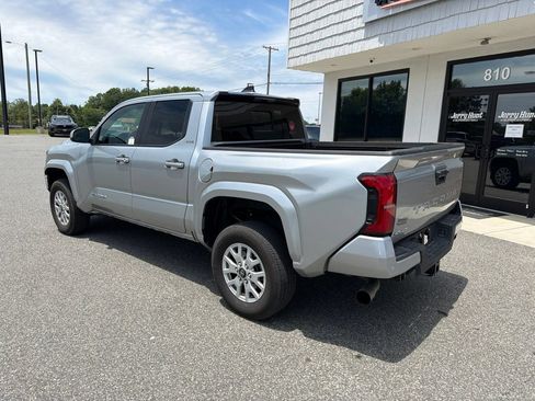 Used 2024 Toyota Tacoma SR5 AWD/4WD image 6