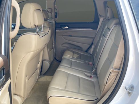 Used 2020 Jeep Grand Cherokee Overland AWD/4WD image 24