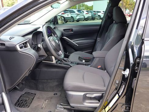 Used 2025 Toyota Corolla Cross LE FWD image 8