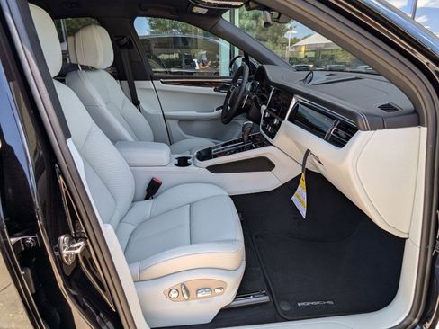 Used 2025 Porsche Macan image 25