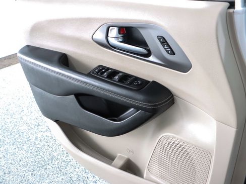 Used 2023 Chrysler Pacifica Touring-L FWD image 21