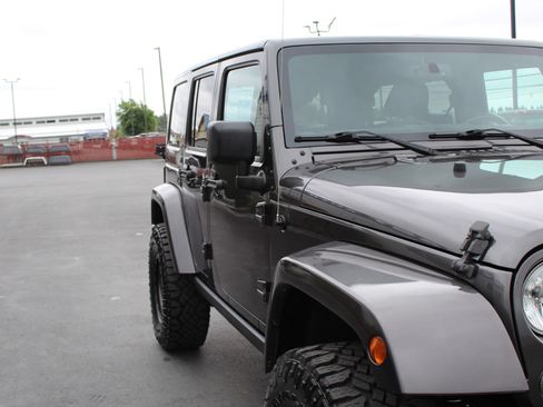 Used 2016 Jeep Wrangler Unlimited Sahara w/ Connectivity Group AWD/4WD image 9