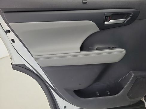 Used 2023 Toyota Highlander XLE FWD image 18