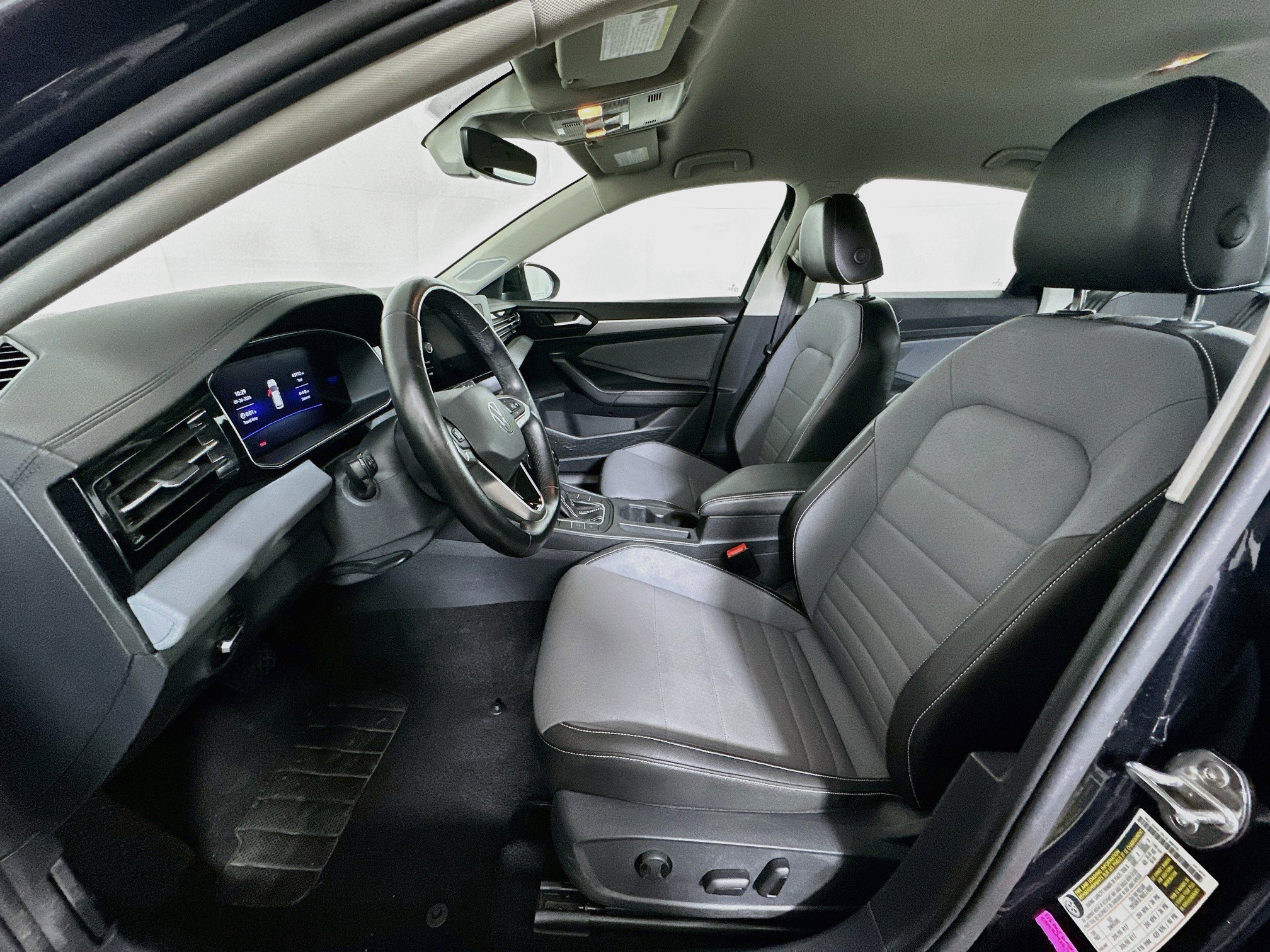 Used 2025 Volkswagen Jetta SE FWD image 13