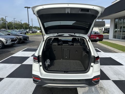Used 2025 Volkswagen Taos SE w/ Panoramic Sunroof Package AWD/4WD image 5