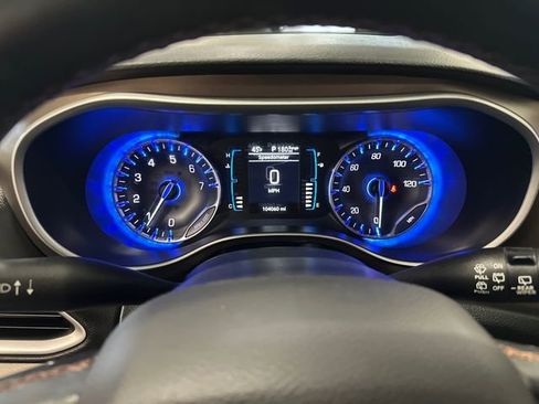 Used 2017 Chrysler Pacifica Touring-L image 18