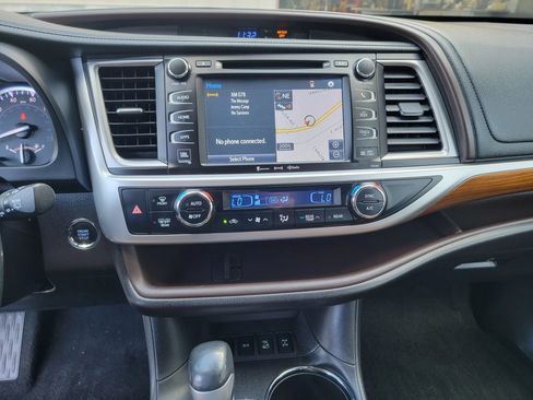 Used 2017 Toyota Highlander AWD V6 image 24