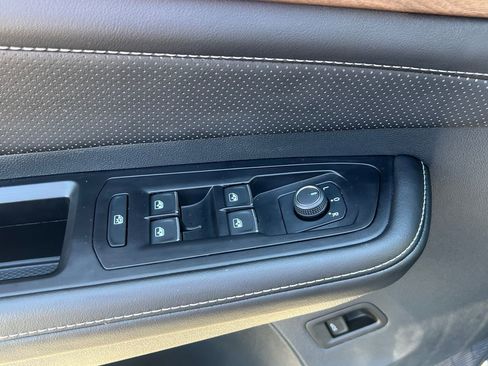 Certified 2025 Volkswagen Atlas SE w/ Panoramic Sunroof Package image 15