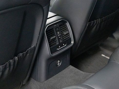 Certified 2025 Porsche Macan AWD/4WD image 33