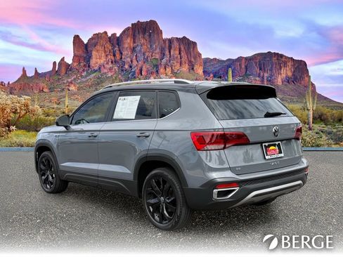 Used 2024 Volkswagen Taos SE w/ Panoramic Sunroof Package FWD image 4