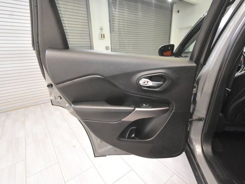 Used 2019 Jeep Cherokee Limited AWD/4WD image 16