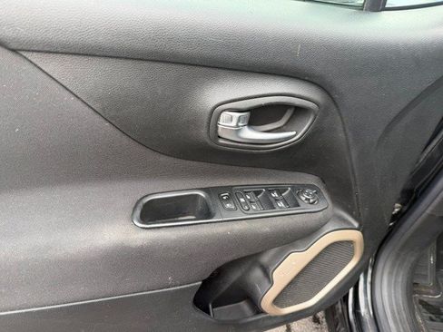 Used 2015 Jeep Renegade Latitude FWD image 15