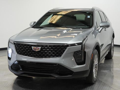 Used 2025 Cadillac XT4 Premium Luxury image 3